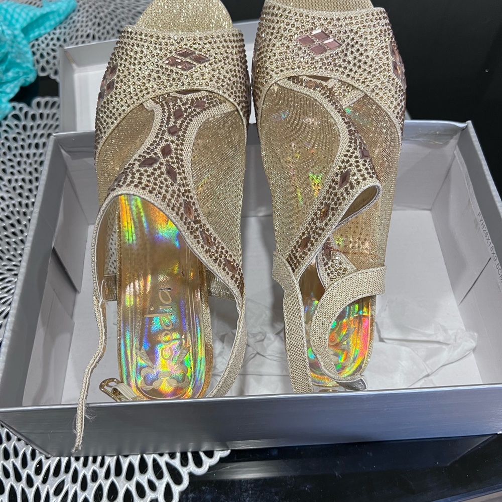 Gold Heeled Shoes with Intricate Embellishments Brand Codia - Picture 4 of 6